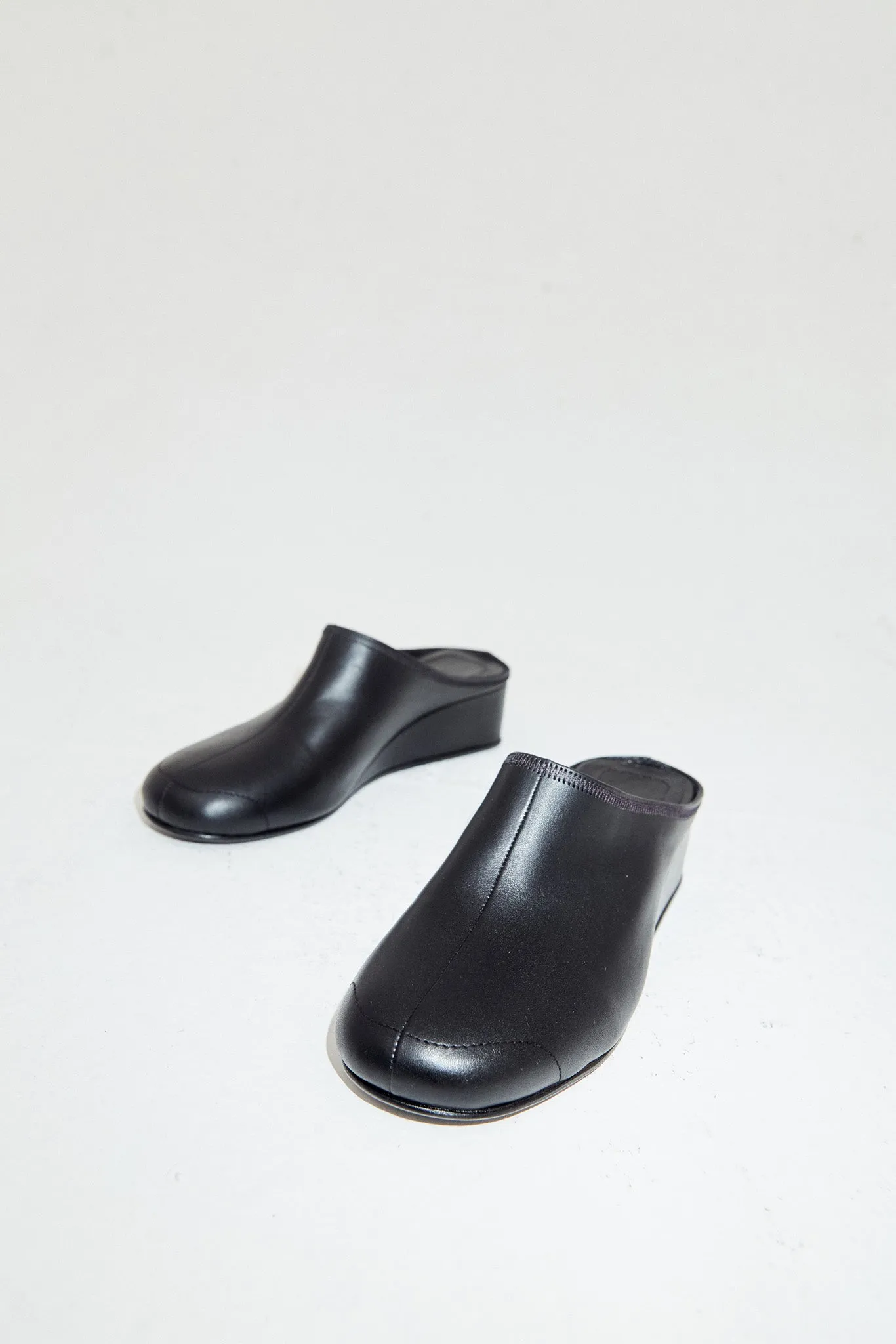 Black Curvo Flat Clog