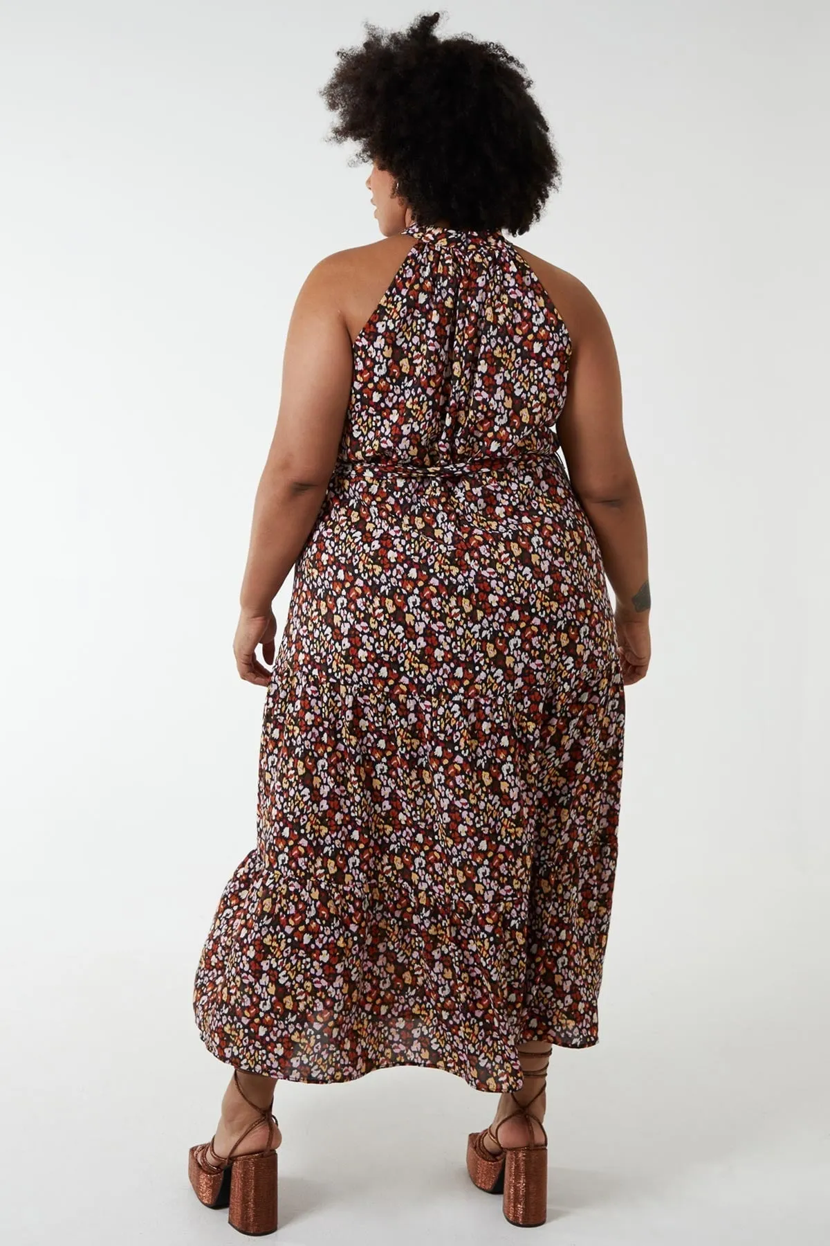 Curve - Halter Neck Maxi Dress in Black Print