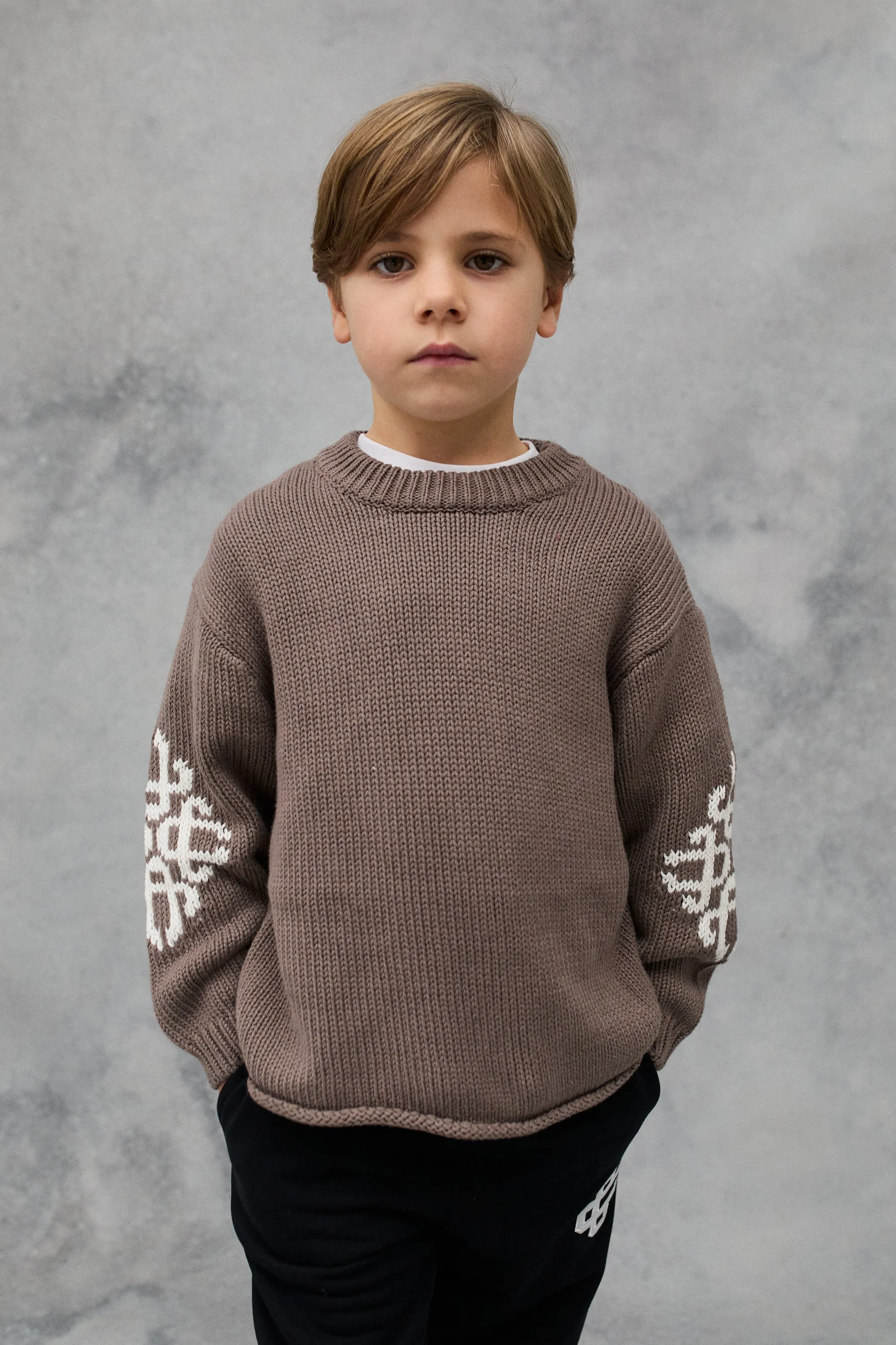 KIDS CHUNKY KNIT EMBLEM JUMPER - BROWN