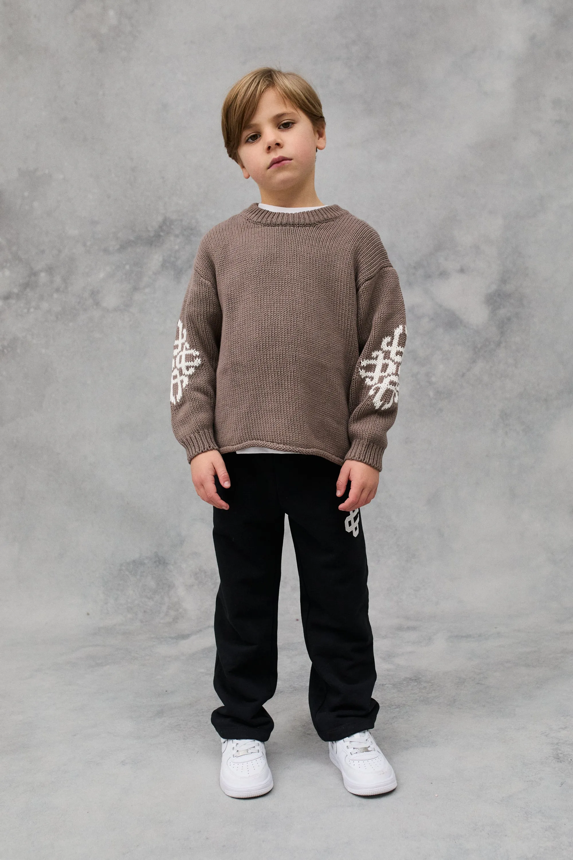 KIDS CHUNKY KNIT EMBLEM JUMPER - BROWN