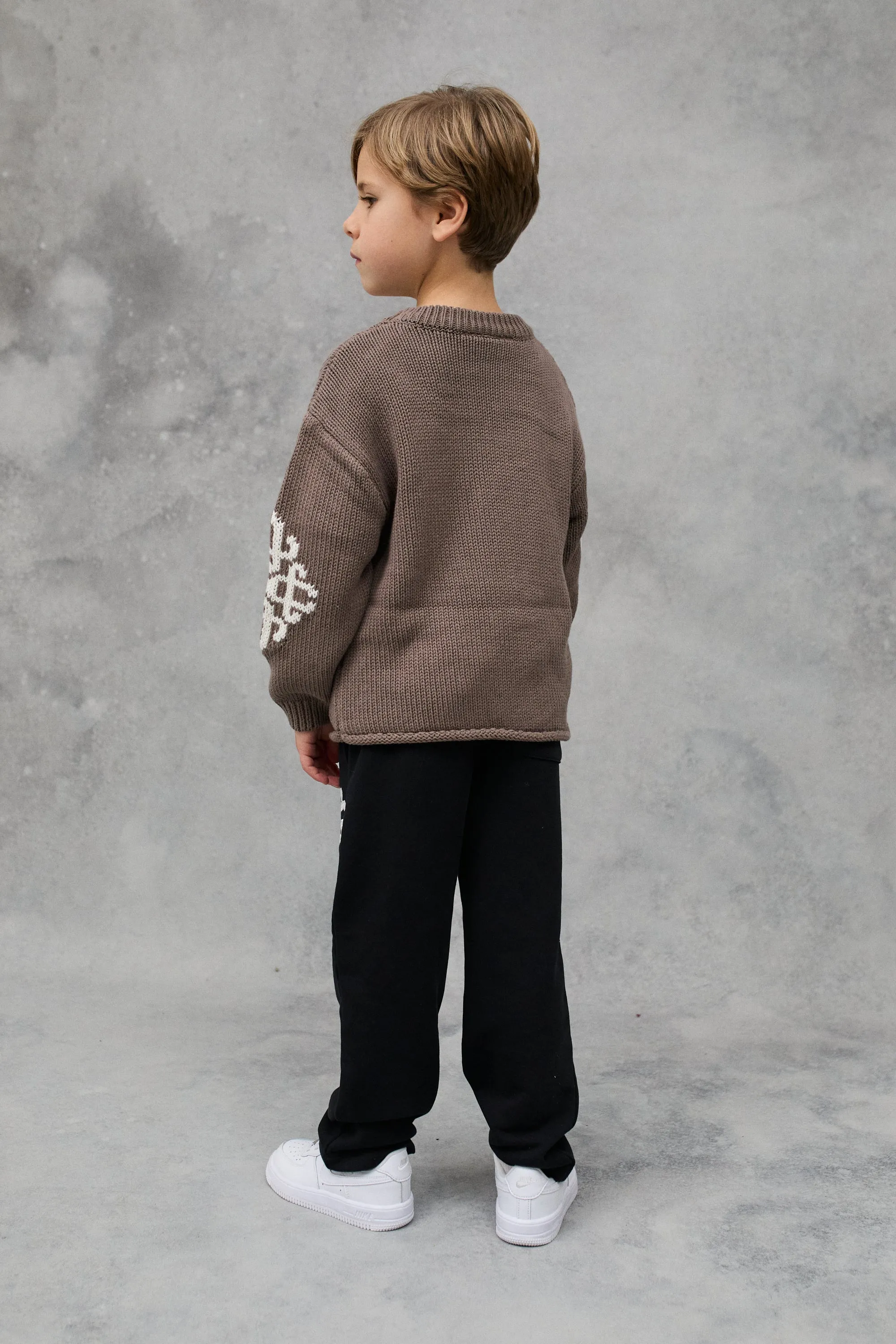 KIDS CHUNKY KNIT EMBLEM JUMPER - BROWN