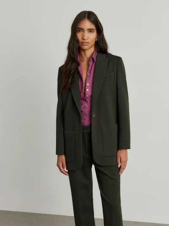 Stylish blazer featuring functional pockets and eye-catching contrasting lining