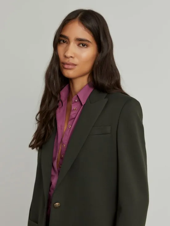 Stylish blazer featuring functional pockets and eye-catching contrasting lining