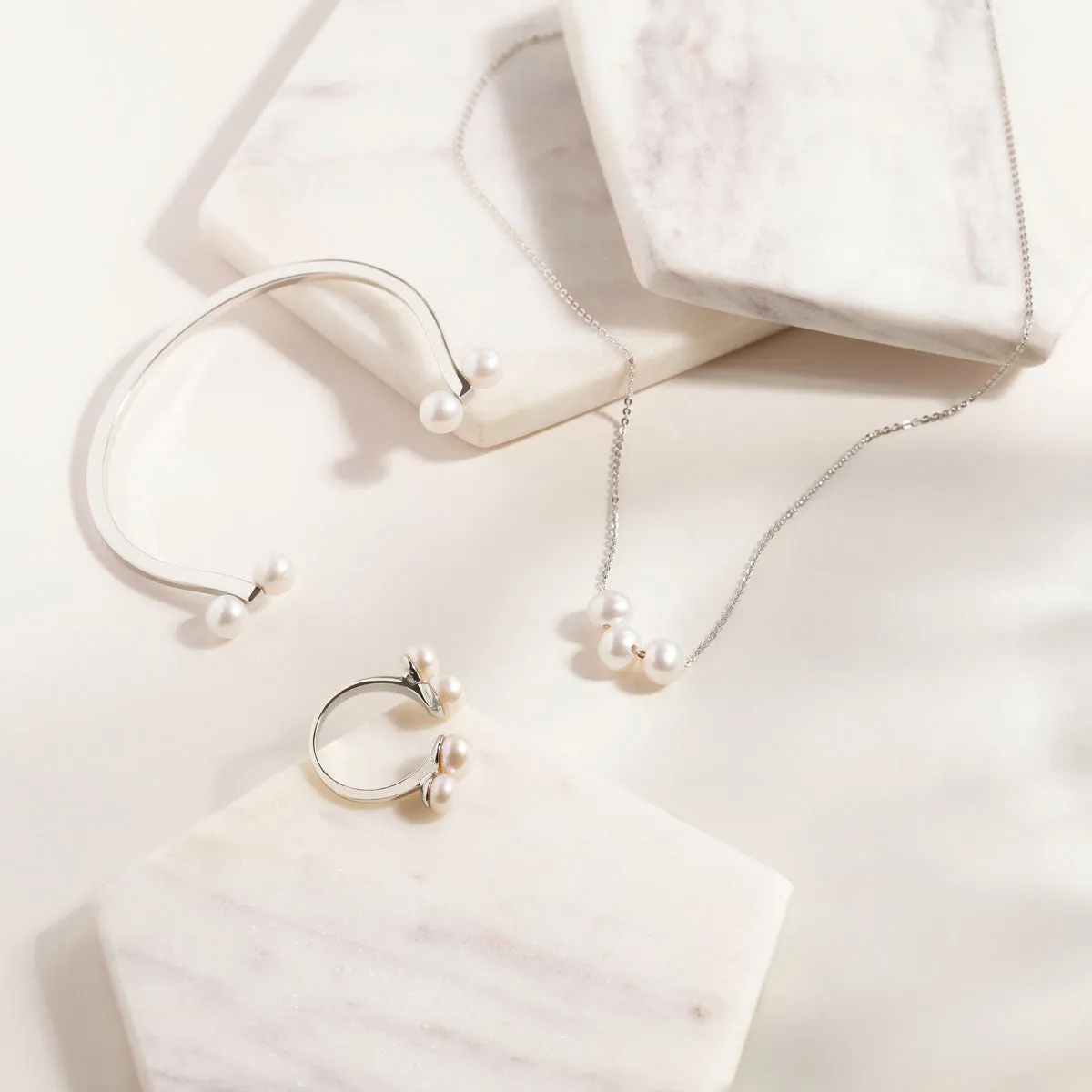 The Mother of Pearl set in White Gold